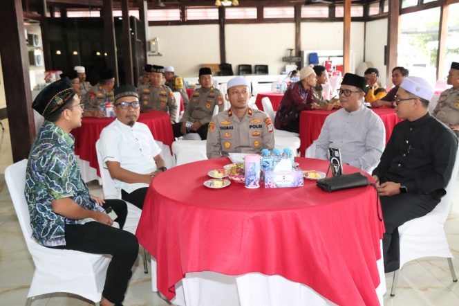
					Ket. Wakapolres Kompol Thomas Afrian,bersama PWI Tanah Laut menjalin silaturahmi buka bersama. Foto.Syaiful