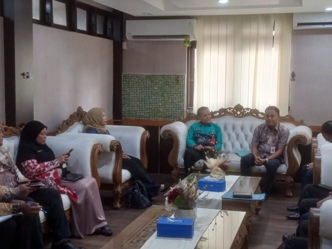 
					Ket.Rapat Koordinasi Lintas Sektoral Pemkab Tanah Laut Terkait Kasus Oknum Kades. Foto.istimewa