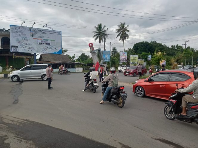 
					Ket. Personel Polres Tanah Laut mengatur lalu lintas di Simpang 3 Nusa Indah Bati-Bati. Foto.Ist