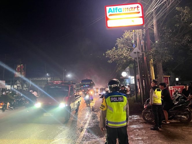 
					Ket.Patroli Polsek Bati-Bati di depan mini market. Foto.Ist