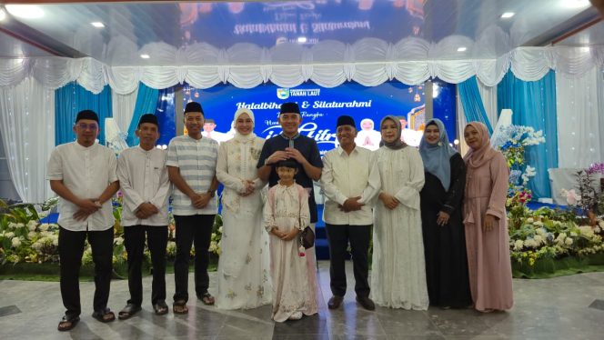 
					Ket. Bupati Tanah Laut Rahmat Trianto bersama jajaran dan tamu undangan dalam acara Halalbihalal dan Silaturahmi di Balairung Tuntung Pandang Pelaihari. Foto.Ist