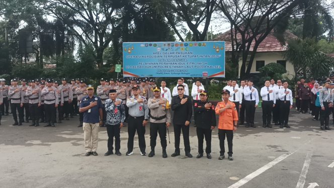 
					Ket.Kapolres Tanah Laut AKBP Ricky Boy Siallagan pimpin Apel Gelar Pasukan Operasi Ketupat Intan 2026. Foto.Syaiful