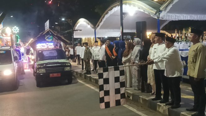 
					Ket.Bupati Tanah Laut Rahmat Trianto membuka   Festival Gema Takbir di Balairung Tuntung Pandang Pelaihari.Jumat(20/03/2026). Foto.Syaiful