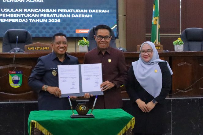 
					Ket.Wakil Bupati Tanah Laut bersama pimpinan DPRD saat menghadiri Rapat Paripurna pembahasan Rancangan Peraturan Daerah tentang perubahan Perda Pajak dan Retribusi Daerah.Foto.Ist