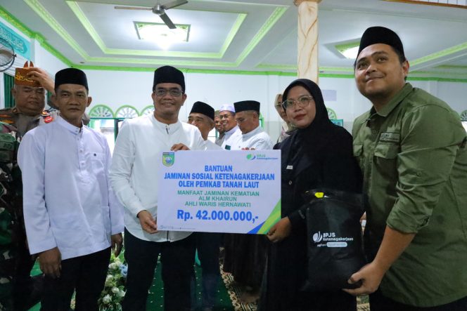 
					Ket.Sekretaris Daerah Kabupaten Tanah Laut, H. Ismail Fahmi, menyerahkan bantuan secara simbolis dalam kegiatan Safari Ramadan di Masjid At Taqwa, Desa Bawah Layung, Kecamatan Kurau. Foto.Ist
