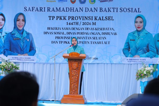 
					Ket.Ketua TP PKK Tanah Laut, Hj. Dian Rahmat, saat pelaksanaan pasar murah dan bakti sosial di Halaman Pertasi Kencana Pelaihari. untuk membantu masyarakat memenuhi kebutuhan pokok dengan harga terjangkau menjelang Idul Fitri. Foto.Ist