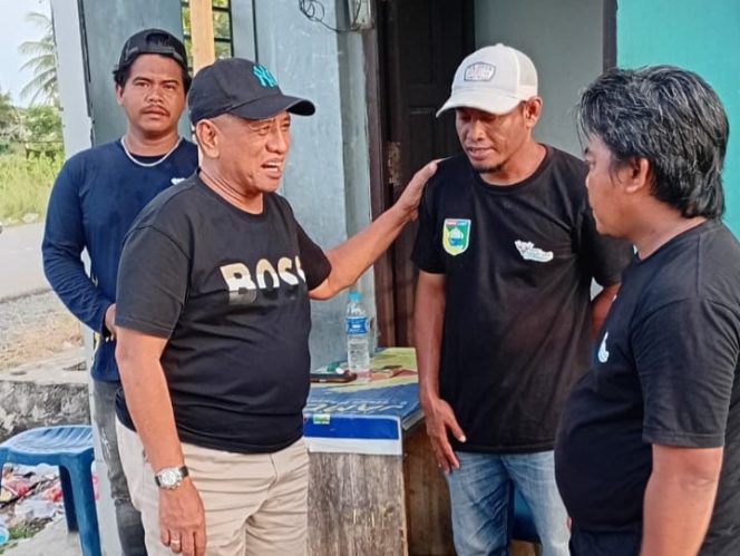 
					Ket.Gaya santai Wakil Bupati Tanah Laut, H.M. Zazuli, saat memantau langsung kondisi keamanan dan pelayanan di Pantai Batakan Baru tanpa pengawalan protokoler. Foto.Ist