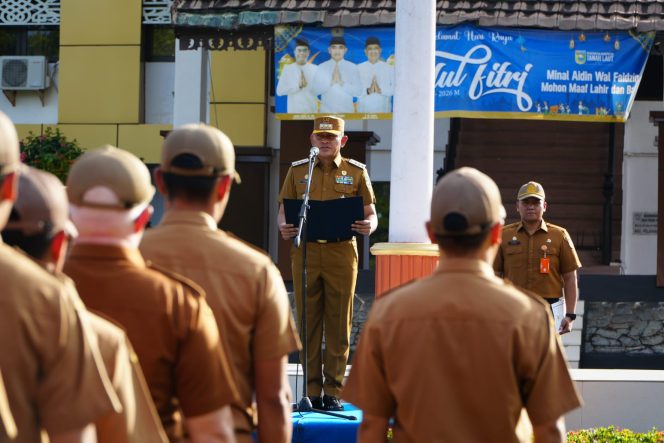 
					Ket.Bupati Tanah Laut H. Rahmat Trianto memberikan arahan kepada ASN saat apel gabungan dan halal bihalal di lingkungan Pemkab Tanah Laut. Foto.Ist