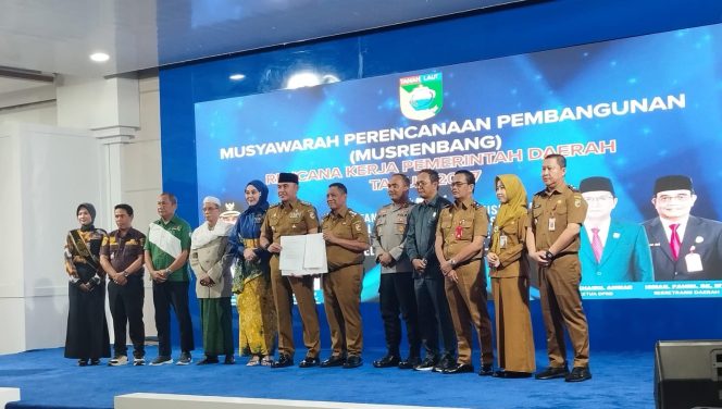 
					Ket.Bupati Tanah Laut H. Rahmat Trianto bersama jajaran Forkopimda dan pemangku kepentingan saat Musrenbang RKPD Tahun 2027 di Balairung Tuntung Pandang, Pelaihari. Foto.Ariyani