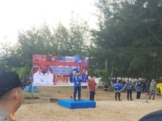 Ket.Bupati Tanah Laut H. Rahmat Trianto memimpin pengukuhan dan pembaretan 21 anggota Satpol PP dan Damkar Kabupaten Tanah Laut di Pantai Batakan Baru. Foto.ariyani
