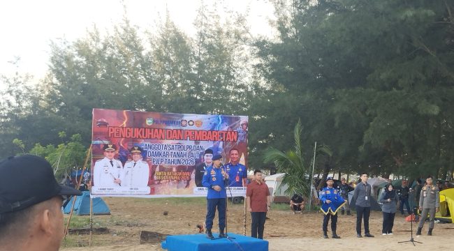 Ket.Bupati Tanah Laut H. Rahmat Trianto memimpin pengukuhan dan pembaretan 21 anggota Satpol PP dan Damkar Kabupaten Tanah Laut di Pantai Batakan Baru. Foto.ariyani