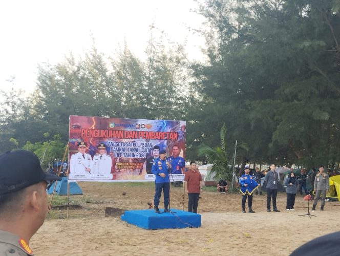
					Ket.Bupati Tanah Laut H. Rahmat Trianto memimpin pengukuhan dan pembaretan 21 anggota Satpol PP dan Damkar Kabupaten Tanah Laut di Pantai Batakan Baru. Foto.ariyani