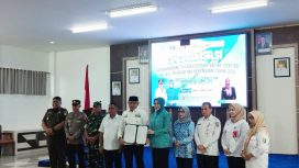 Ket.Bupati Tanah Laut bersama jajaran berpoto saat sosialisasi Gerakan Orang Tua Asuh Cegah Stunting (Genting) melalui Program Uma Abah Mampu 2026 di aula Srarantang Saruntung, Pelaihari. Foto.Ariyani