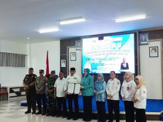 Ket.Bupati Tanah Laut bersama jajaran berpoto saat sosialisasi Gerakan Orang Tua Asuh Cegah Stunting (Genting) melalui Program Uma Abah Mampu 2026 di aula Srarantang Saruntung, Pelaihari. Foto.Ariyani