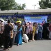 Ket.Warga memadati lokasi pasar murah yang digelar Pemerintah Kabupaten Tanah Laut melalui Diskumdag di halaman Lapangan Pertasi Kencana Pelaihari. Foto.Ist