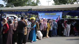 Ket.Warga memadati lokasi pasar murah yang digelar Pemerintah Kabupaten Tanah Laut melalui Diskumdag di halaman Lapangan Pertasi Kencana Pelaihari. Foto.Ist