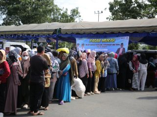 Ket.Warga memadati lokasi pasar murah yang digelar Pemerintah Kabupaten Tanah Laut melalui Diskumdag di halaman Lapangan Pertasi Kencana Pelaihari. Foto.Ist