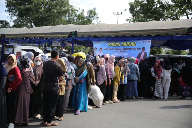 
					Ket.Warga memadati lokasi pasar murah yang digelar Pemerintah Kabupaten Tanah Laut melalui Diskumdag di halaman Lapangan Pertasi Kencana Pelaihari. Foto.Ist