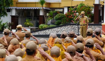 Ket.Asisten Administrasi Umum memimpin apel gabungan jajaran Pemerintah Kabupaten Tanah Laut di halaman Kantor Bupati Tanah Laut. Foto. Ist