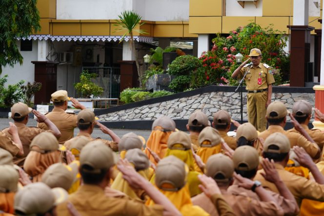 
					Ket.Asisten Administrasi Umum memimpin apel gabungan jajaran Pemerintah Kabupaten Tanah Laut di halaman Kantor Bupati Tanah Laut. Foto. Ist