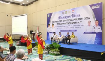 Ket.Wakil Bupati Tanah Laut saat membuka kegiatan Bimbingan Teknis (Bimtek) peningkatan kapasitas aparatur desa se-Kabupaten Tanah Laut di Hotel Grand Maya, Banjarbaru. Foto.Ist