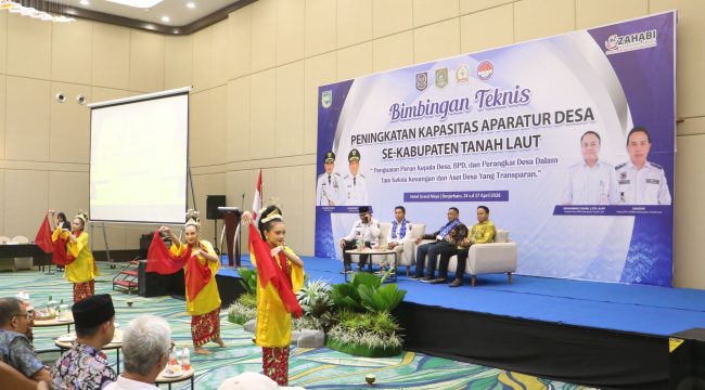 Ket.Wakil Bupati Tanah Laut saat membuka kegiatan Bimbingan Teknis (Bimtek) peningkatan kapasitas aparatur desa se-Kabupaten Tanah Laut di Hotel Grand Maya, Banjarbaru. Foto.Ist
