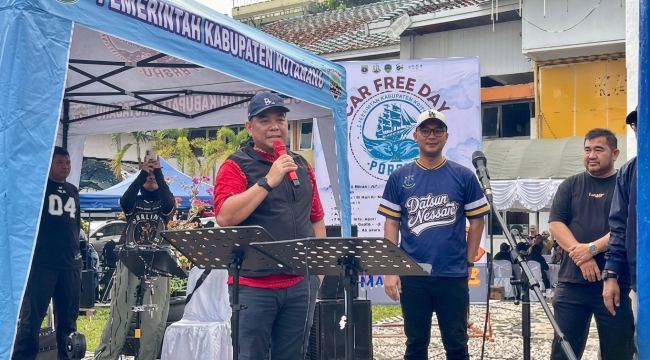 Ket.Sekda Kotabaru Eka Saprudin meninjau layanan Program Perahu di Siring Laut Kotabaru. Foto.Ryan Wardani
