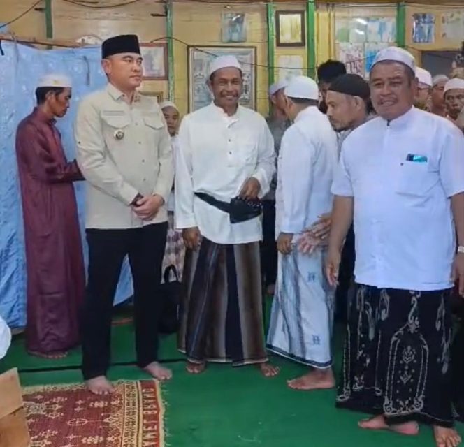 
					Ket.Bupati Tanah Laut, saat melayat ke rumah duka ulama kharismatik KH. Sulaiman bin H. Sabra atau yang akrab disapa Guru Rasul. foto.Tangkapan layar Mc