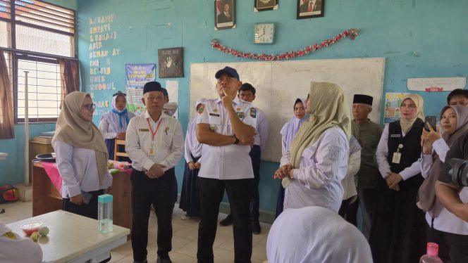 
					Ket.Bupati Tanah Laut Rahmat Trianto berbincang dengan Kepala Sekolah SMPN 1 Kurau Rudiansyah(kiri),didampingi Kadisdik Tala Myrza Fazrina saat peninjauan sekolah sehat. Foto.ist