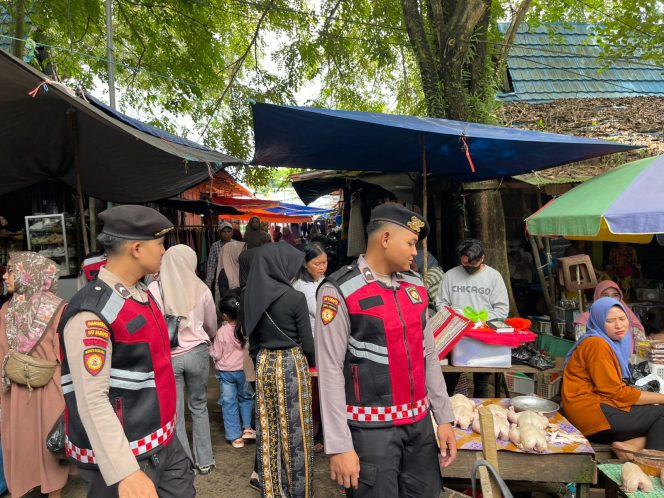 
					Ket.Polisi Sat Samapta Polres Tanah Laut melakukan patroli dialogis di Pasar Tapandang Beseri Pelaihari. Foto.Ist