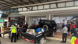 Ket.Kecelakaan di Alfamart Angsau, 4 motor rusak dan satu warga luka. Foto.Ist