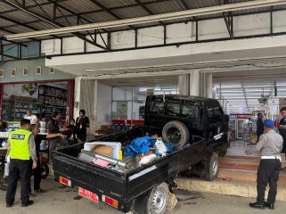 Ket.Kecelakaan di Alfamart Angsau, 4 motor rusak dan satu warga luka. Foto.Ist