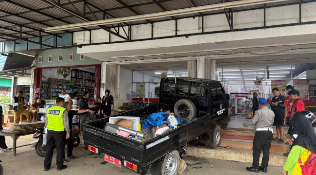 Ket.Kecelakaan di Alfamart Angsau, 4 motor rusak dan satu warga luka. Foto.Ist