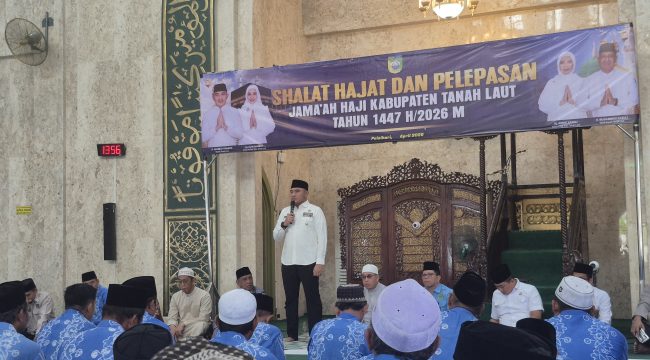 Ket.Bupati Tanah Laut memberikan sambutan saat pelepasan jamaah haji 2026, sekaligus mengingatkan pentingnya menjaga niat dan kesehatan. Foto. Ist