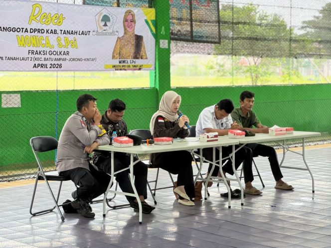
					Ket.Monica S.Psi Anggota DPRD Tanah Laut saat berdialog dengan warga Desa Sungai Cuka dalam kegiatan reses April 2026.foto.ist