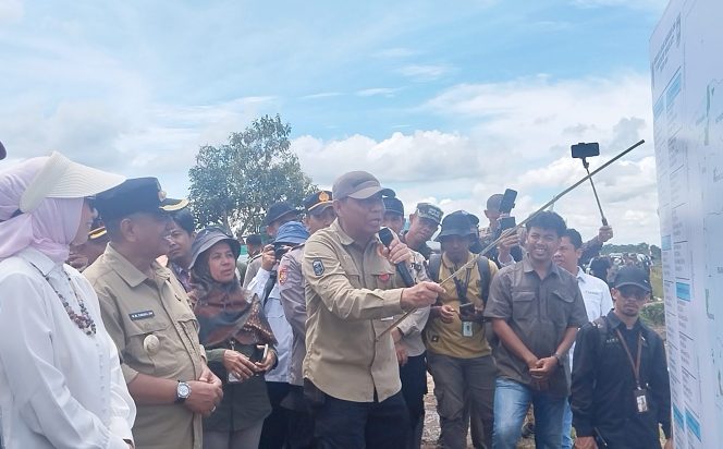 
					Ket.Kegiatan gerakan tanam serempak seluas 10.000 hektare yang dipusatkan di lokasi Cetak Sawah Rakyat (CSR), Kecamatan Panyipatan. Foto.Ariyani