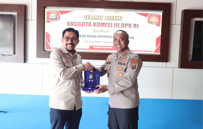 
					Ket.Kunjungan Kerja Komisi III DPR RI Machfud Arifin di Polres Tanah Laut. Foto.Ist