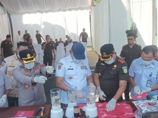 Ket.Bupati Tanah Laut dan Kajari saat pemusnahan barang bukti narkotika di halaman Kantor Kejari Tanah Laut. Foto.Syaiful