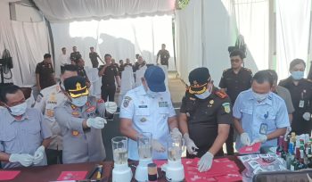 Ket.Bupati Tanah Laut dan Kajari saat pemusnahan barang bukti narkotika di halaman Kantor Kejari Tanah Laut. Foto.Syaiful
