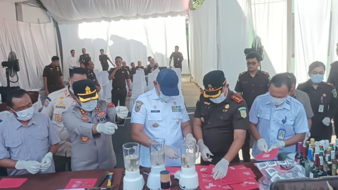
					Ket.Bupati Tanah Laut dan Kajari saat pemusnahan barang bukti narkotika di halaman Kantor Kejari Tanah Laut. Foto.Syaiful