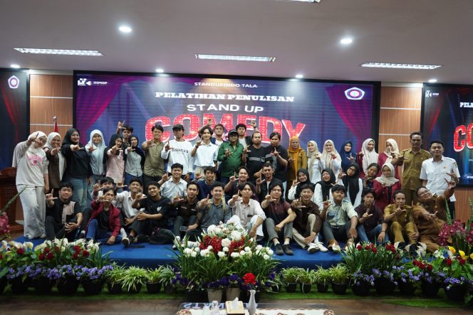 
					Ket.Peserta pelatihan stand up comedy tanah laut foto bersama,di politala Foto.Syaiful