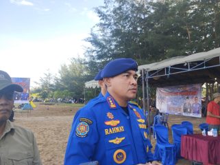 Ket.Bupati Tanah Laut H. Rahmat Trianto memberikan keterangan usai kegiatan pengukuhan dan pembaretan anggota Satpol PP dan Damkar Kabupaten Tanah Laut di Pantai Batakan Baru. Foto.ariyani