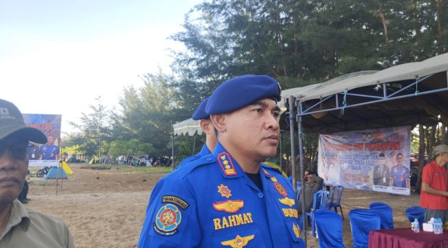 Ket.Bupati Tanah Laut H. Rahmat Trianto memberikan keterangan usai kegiatan pengukuhan dan pembaretan anggota Satpol PP dan Damkar Kabupaten Tanah Laut di Pantai Batakan Baru. Foto.ariyani