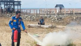 Ket.Petugas damkar saat memberikan edukasi cara penggunaan apar kepada masyarakat. Foto.Ariyani
