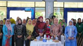 Ket. Ibu Bupati Tanah Laut didampingi tamu undangan saat kegiatan Lomba Kebaya Banjar pada momentum Hari Kartini. Foto. Ist