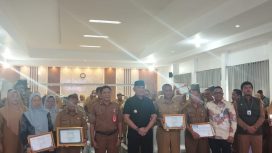 Ket.Bupati Tanah Laut berfoto bersama para ASN usai penyerahan SK pensiun di Gedung Satrantang Sruntung, Pelaihari. Foto.Ariyani