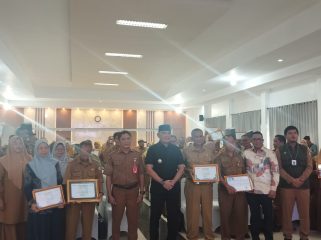 Ket.Bupati Tanah Laut berfoto bersama para ASN usai penyerahan SK pensiun di Gedung Satrantang Sruntung, Pelaihari. Foto.Ariyani