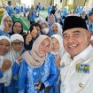 Ket.Moment Bupati Rahmat berselfi dengan para jamaah haji sesudah pelepasan ,di Mesjid Agung Syuhada. Foto.Ist