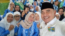 Ket.Moment Bupati Rahmat berselfi dengan para jamaah haji sesudah pelepasan ,di Mesjid Agung Syuhada. Foto.Ist