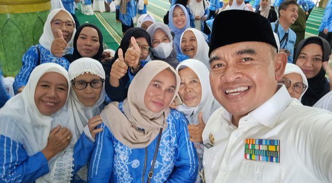 Ket.Moment Bupati Rahmat berselfi dengan para jamaah haji sesudah pelepasan ,di Mesjid Agung Syuhada. Foto.Ist 